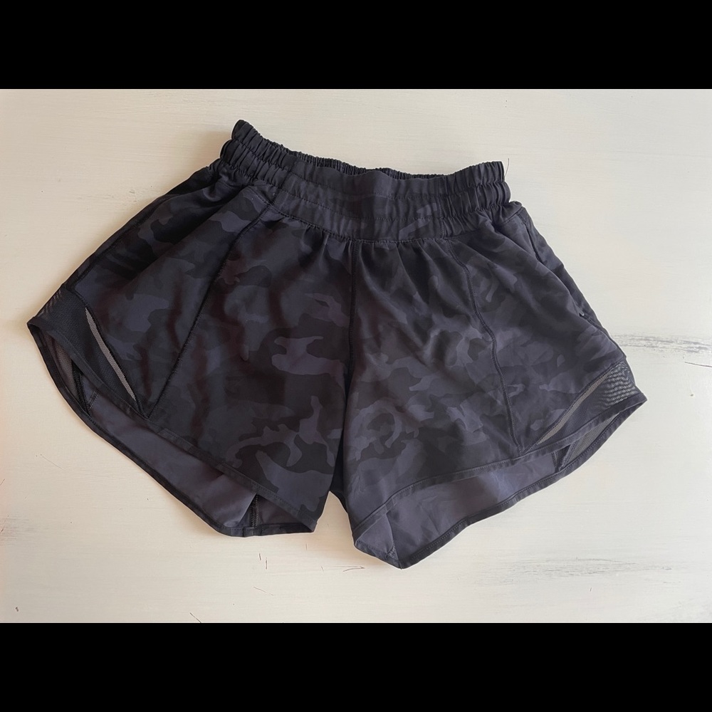 Size 0 Lululemon Hotty Hot shorts 4” high rise